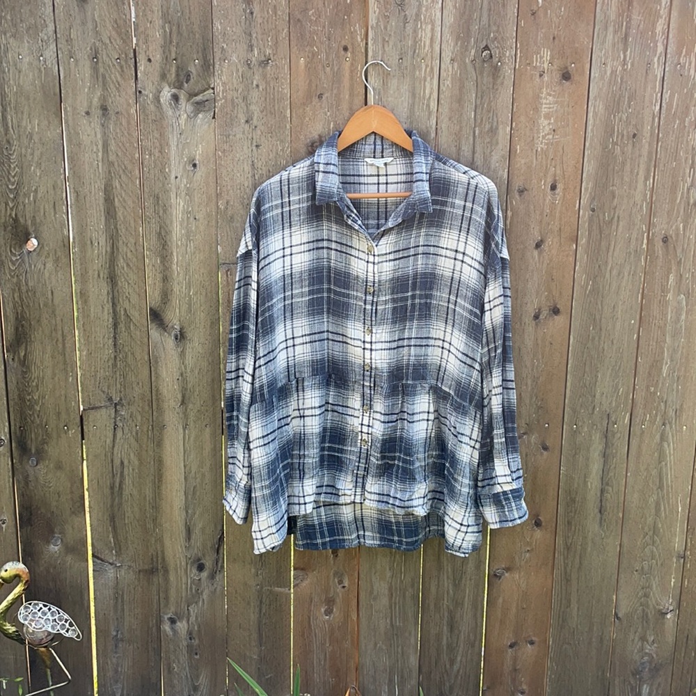 American Eagle women’s button Down shirt size Medium